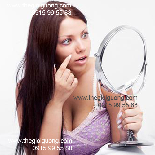 Make up những nơi khó nhất trên khuôn mặt, nên dùng mặt phóng lớn của gương soi 2 mặt Womi SLK211